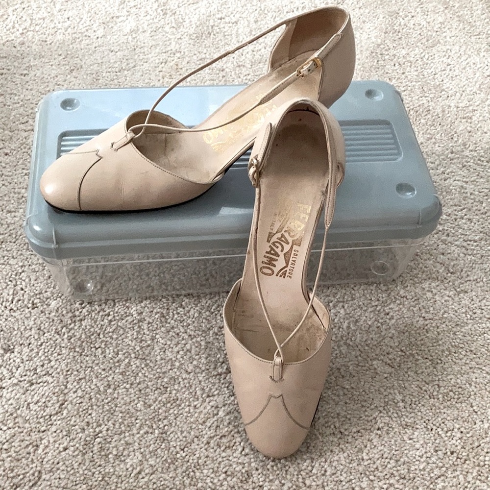 Vintage Cream-colored Leather  Feragamo Shoes size 7B